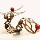 Bracelet en laiton, perles de corail et de jaspe rouge "Le Sculptural"