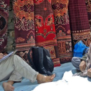 je tire le portrait d'un marchand de tapis afghan - Tadjikistan / Afghanistan